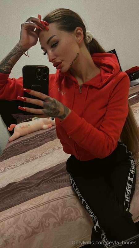 Ich liebe es Klamotten zu tragen die meinen Nagellack Matche..