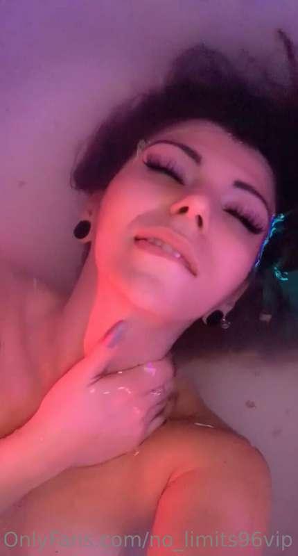 This warm rose hip bath got me alll hot and bothered 😫🥵 will..