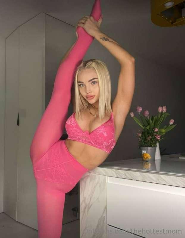🔥𝗙𝗥𝗘𝗘 𝗢𝗡𝗟𝗬 𝗡𝗢𝗪🔥 @adriana_bee gymnast with big boobs wants to..
