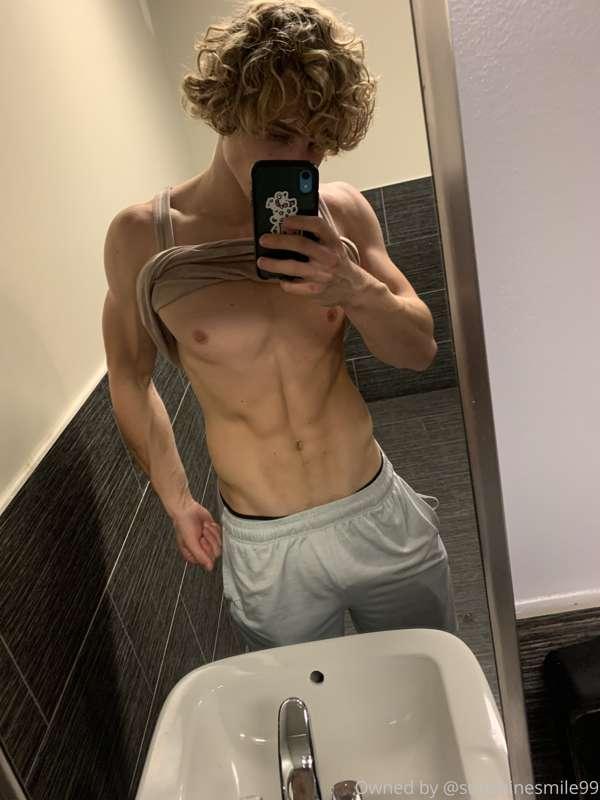 Can we make out in the bathroom 😍🙏🏼💦😈