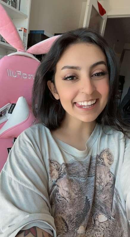 VIPs check ur dms for a surpriseee 🥰