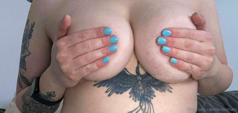 gym girls got to have nice nails too 🤭 giving me a feminine ..