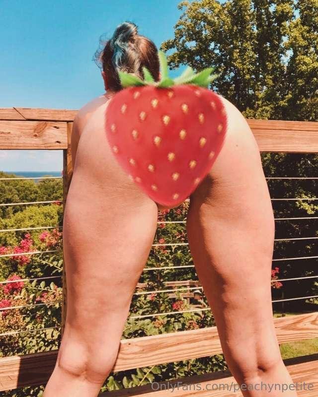 Want a bite babes?🫦🍓
