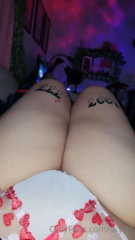 Swipe to see more of my pussy 😋

How good does my pussy look..