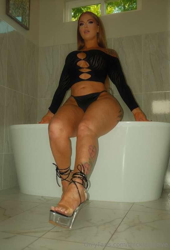 Bow down and kiss my toes 