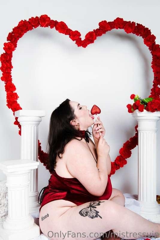 Let me be your date today 💋🌹