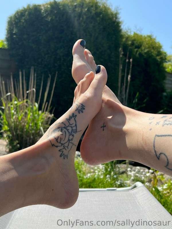 want to see more feet? DM me 🖤