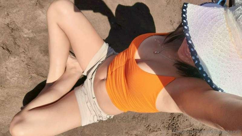 One from the beach a couple months ago 🤭🧡 the sun was feelin..