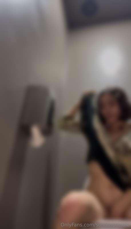 video dentro bagno pubblico, mostro il mio bel pelo folto 🗿🗿..