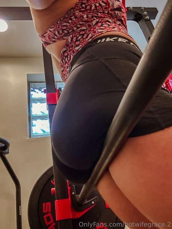Wanna be my workout partner?
I can show you a few squat exer..