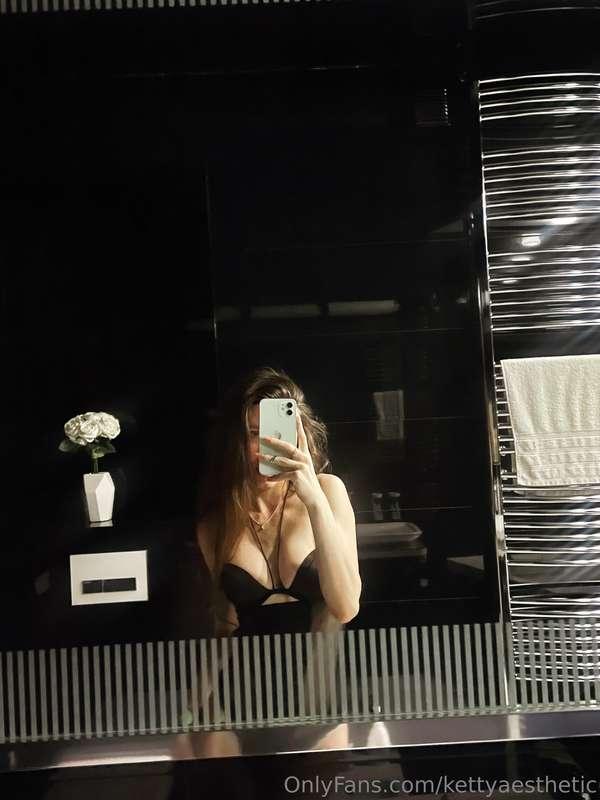 You can’t imagine what is behind 🍑do you like me dancing in ..