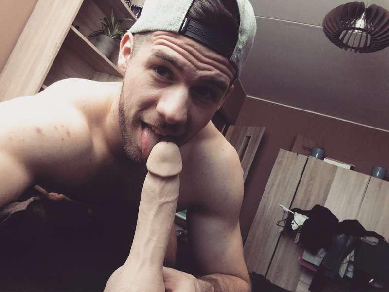 Me sucking😛💦🙋🏻‍♂️ Joinn my fanclub to see more hot content!