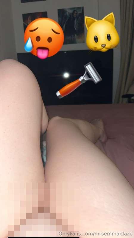 Before and after shaving my phat pussy 🙈💦 do you like hairy ..