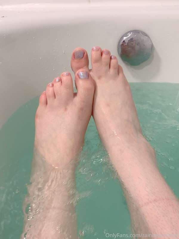 need someone to repaint my nails :(
