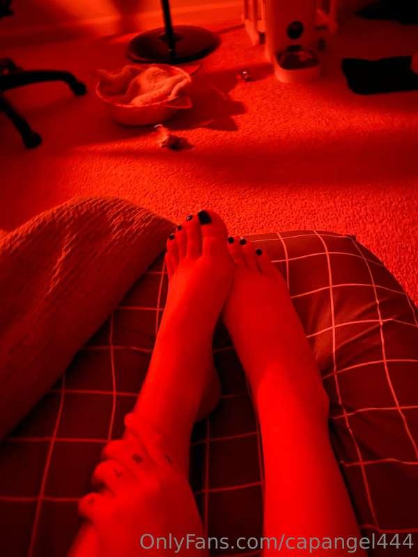 got a pedicure this week jus simple spooky black nails 🕸🖤