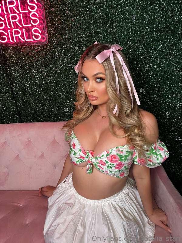 Do you like my outfit? respond with a " 🎀 " 
