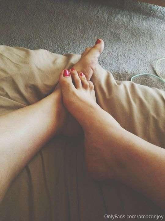 Relaxing feet <3