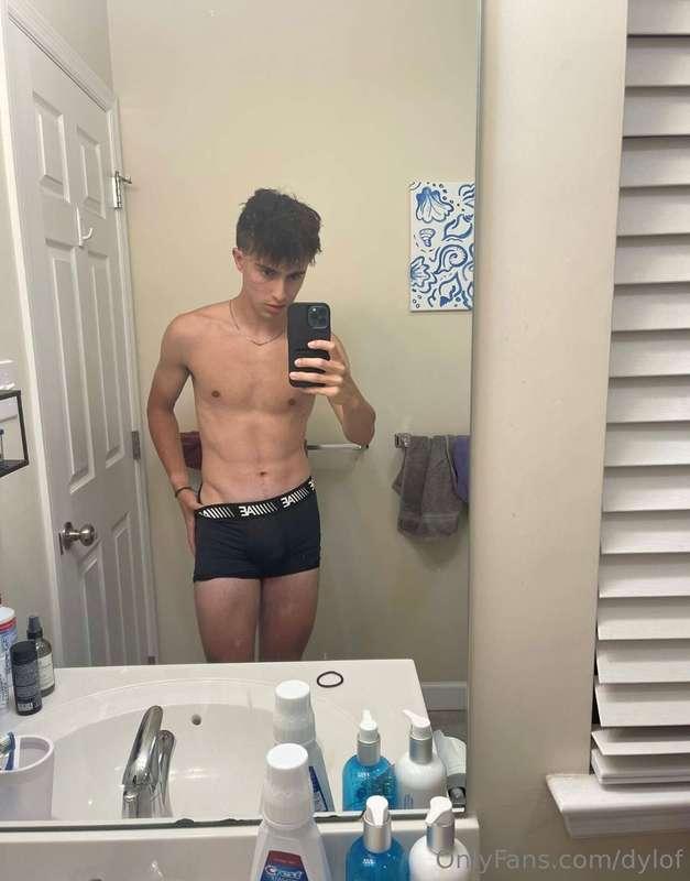 @twi-benjiboy just started his OF today!!! 👀 go check him ou..