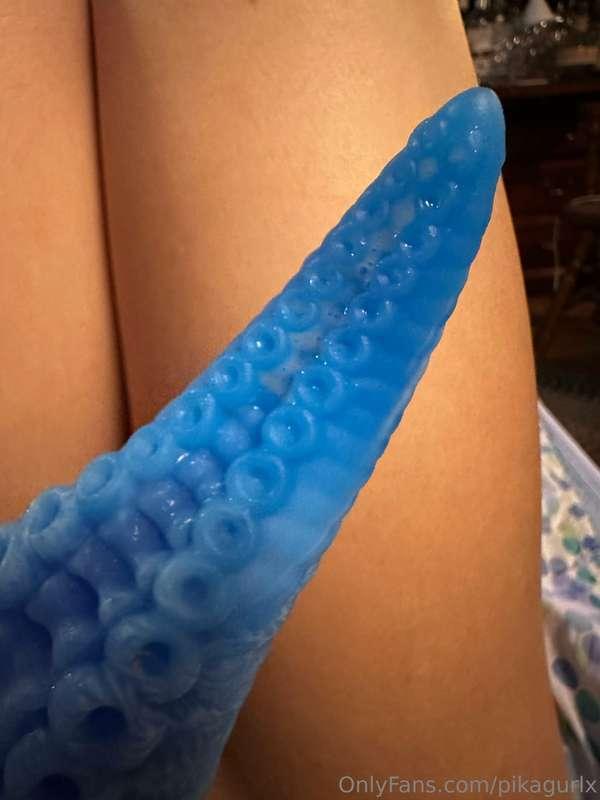 So I test trialed the tentacle dildo finally and holy shit l..