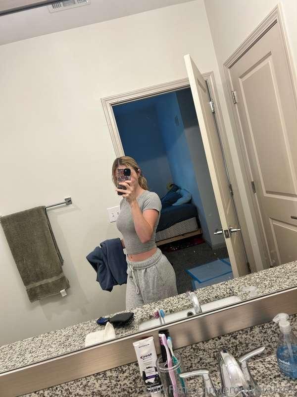 Wanna spend a good time with me? come slide in my dm's😈