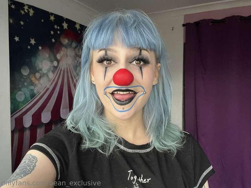 I did the clown from my nails 🥹