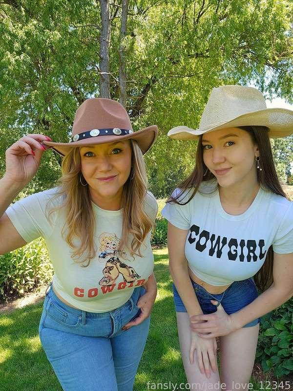 Country charm runs in the family 🤠
My mama - @CrystalSunshine 

#mom #mommy #milf #sfw #clothed #hotmom #cowgirl #country #countrygirl #farmgirl #american #america #outdoors #outdoor #outside #public #nonnude #brunette #blonde #cute #fyp