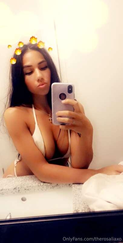 A lil pic from the pasttt wasn’t I so cuteee 😇