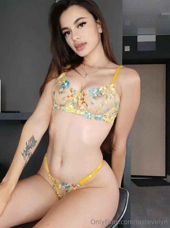 SHE WANNA SLIDE YOUR HARD DICK WITH HER WET PUSSY💦 AND EMPTY..