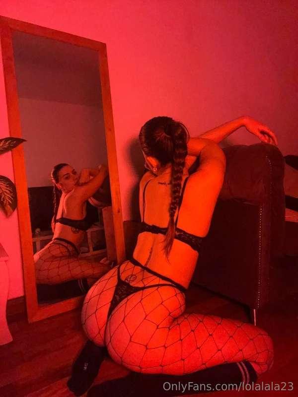 Do I need to remind you who’s holding the leash? 🖤