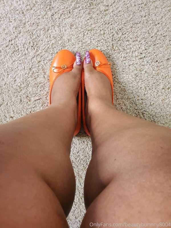KISS MY LONG TOE NAILS  Get on your knees kiss play and teas..