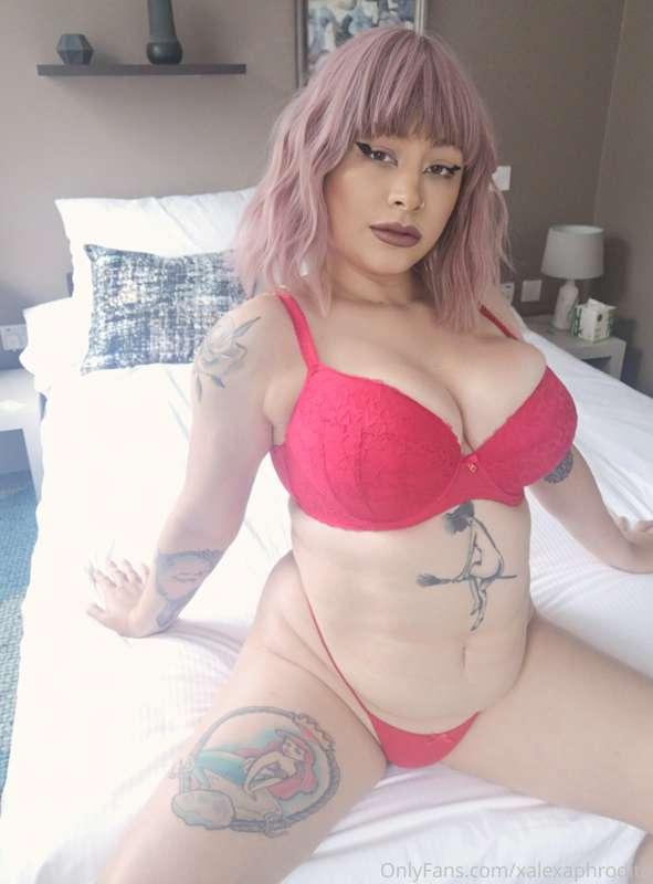 Don't forget I send freebies in your DMs 🧐 have you opened y..