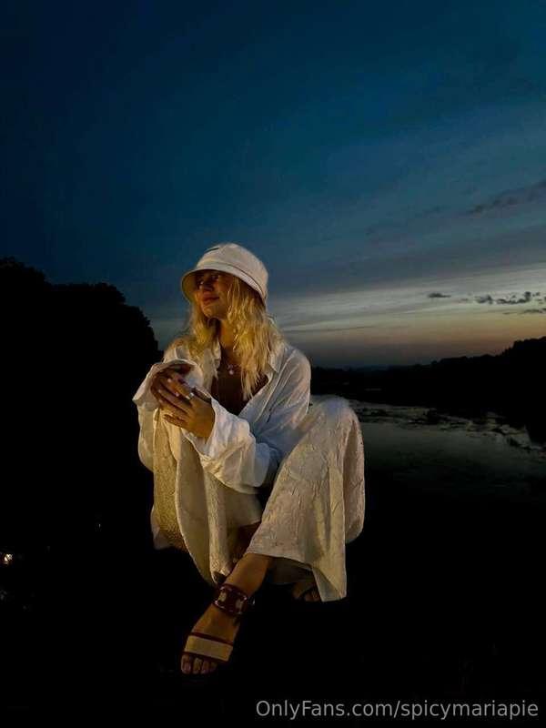 A beautiful sunset, I admire it alone… How could you let thi..