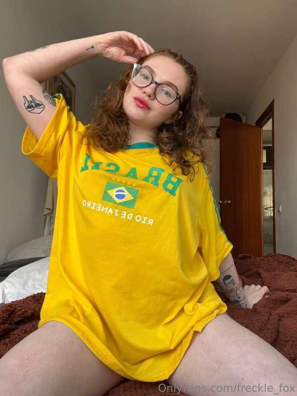 Does this shirt look better on me or on your floor? 🇧🇷 