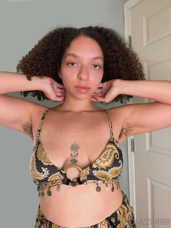 Do you love my perfect bushy armpits & glossy lips? 💕