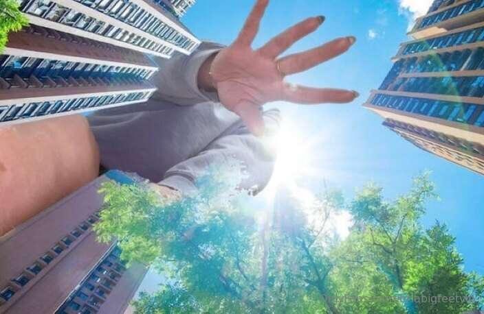 I love receiving giantess edits— here are a few of my favori..