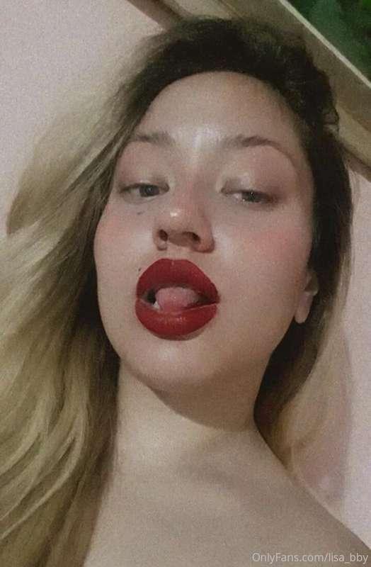 Red lips to kiss better 🔥