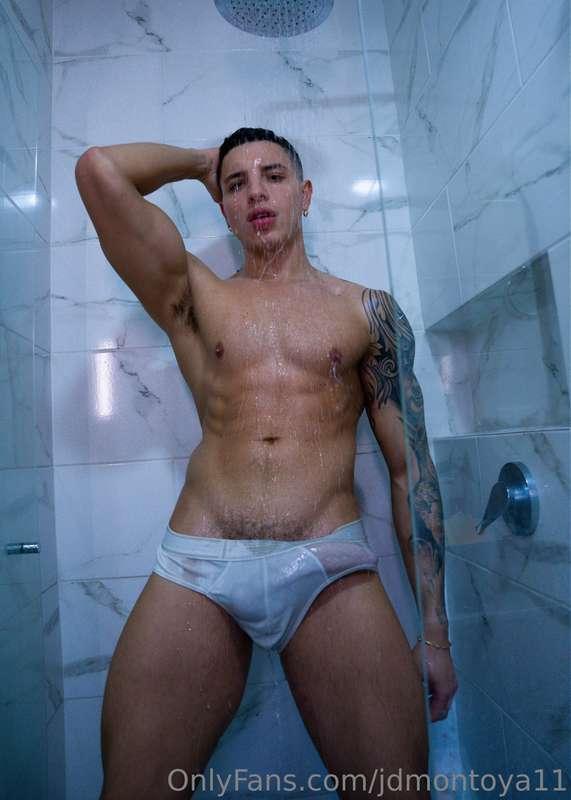 Just showered! Now where's my Netflix and chill buddy? 🍆