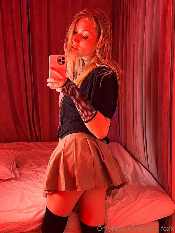 Wanna know what's under this skirt? 😈