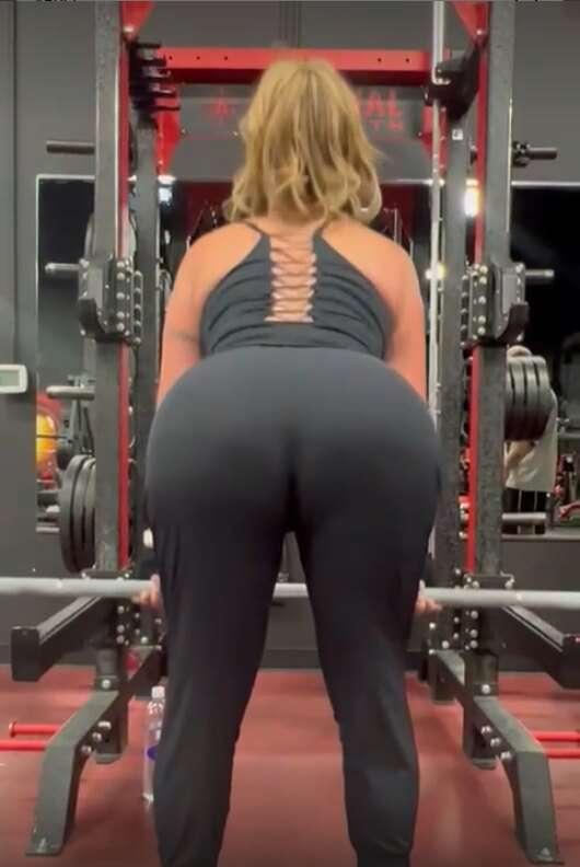 Would you look at me while I'm doing my *notty* squats ? 😏