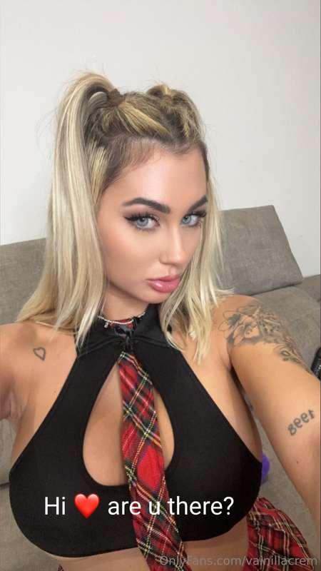 💦 A blonde with dirty thoughts… waiting for your DMs 😈