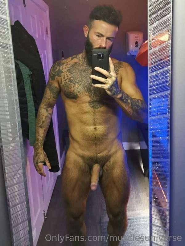 I love straight guys like @englishboy69! He shows us his mus..