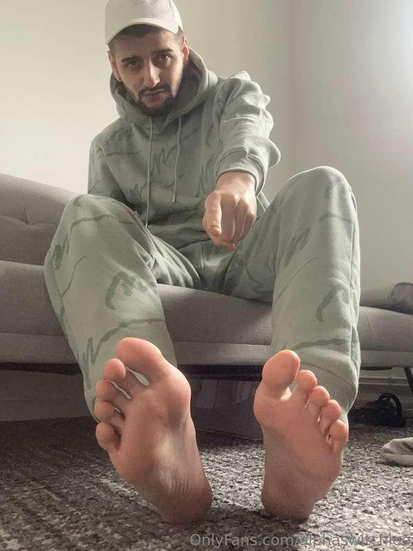 I want my sweaty soles licked clean Boy 😈