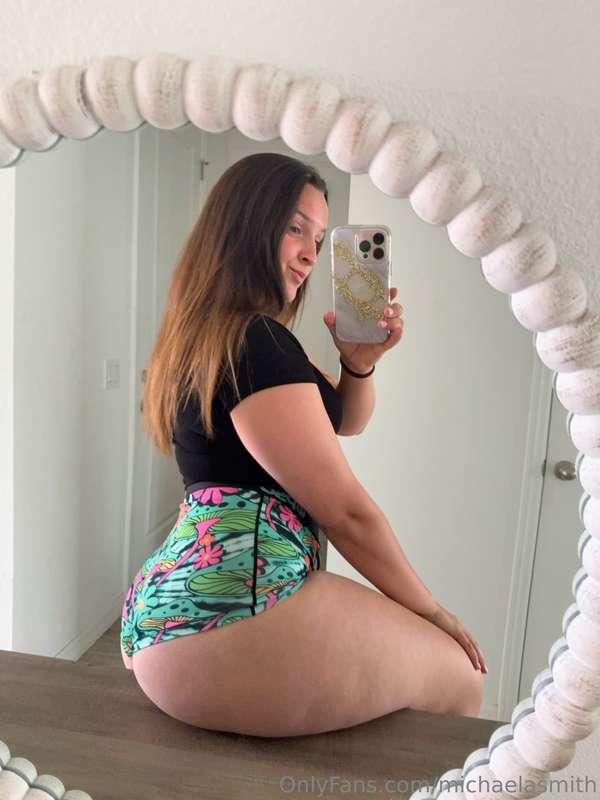 Have you ever fantasized about this booty bouncing on you? 🥵