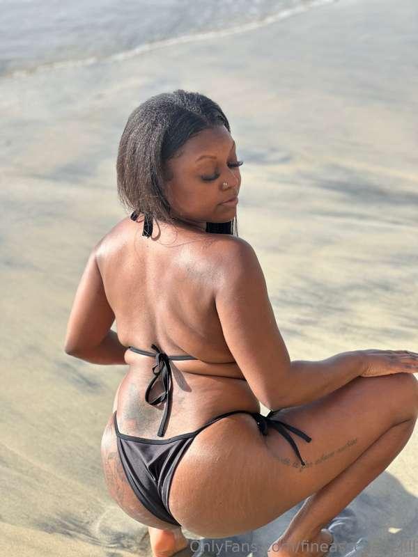 Sun 🌞 tanning to show this thong 👅