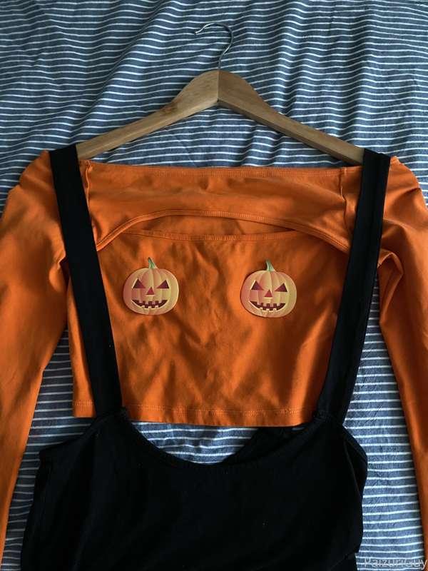 Ivy is coming over for some Halloween fun. Choose your outfi..