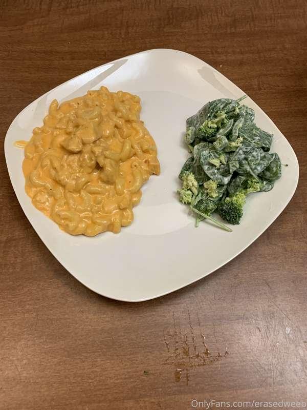 Buffalo chicken Mac n cheese and salad (jalapeño, spinach, &..