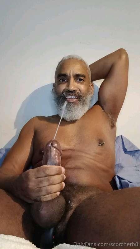 Happy Easter!#beard #musculardaddy #gay #feet #gaycruising #..
