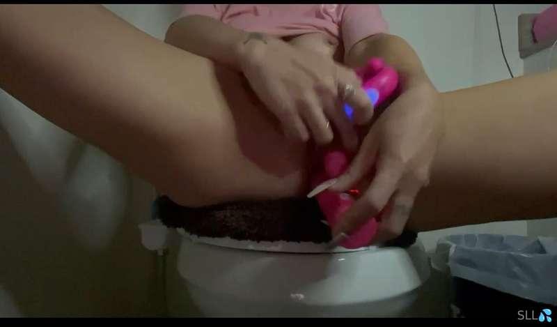 New maser baiting video stroking my pussy and ass …oh and wi..