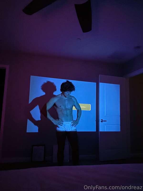Movie night, who tryna Netflix and fuck raw 🍿🥤😏