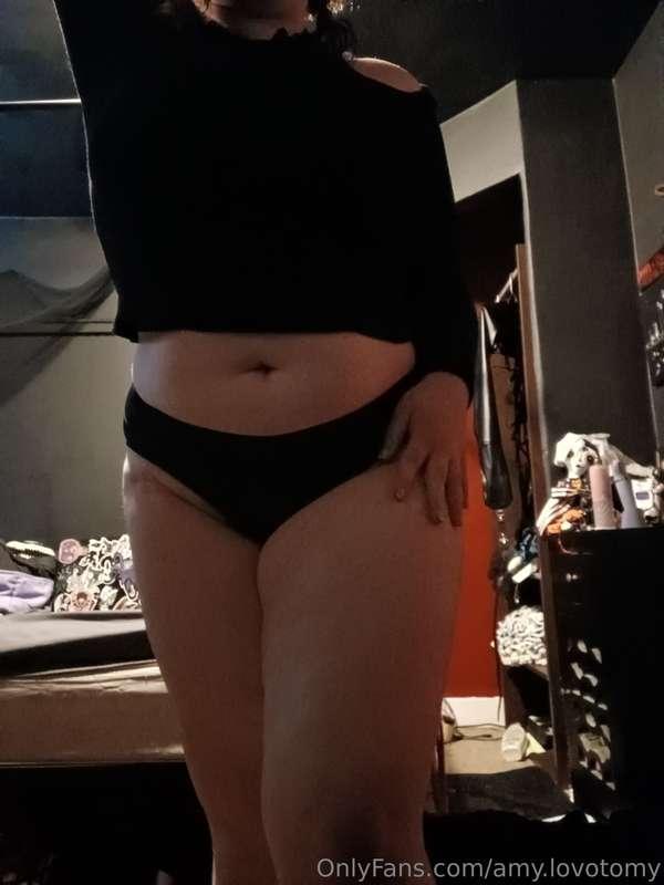 Goodnight everyone~ 🖤 I hope you enjoy my thighs ☺️